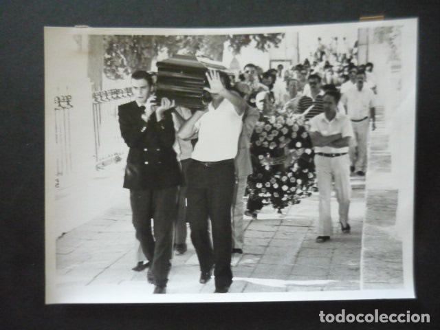 Alte Fotografie: PUERTO DE SANTA MARIA SECUESTRO ASESINATO MEDICO POR TERROSTISTAS ETA ANTIGUA FOTOGRAFIA 18 X 24 CM