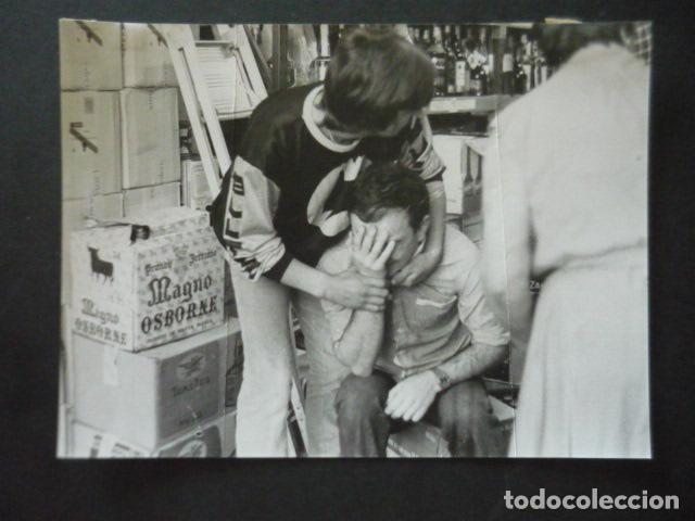Fotografia antiga: SANTURCE VIZCAYA ATENTADO TERRORISTA ETA ASESINATO COMERCIANTE ANTIGUA FOTOGRAFIA 18 X 24 CM