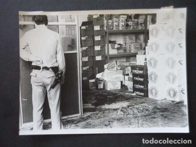 Fotografia antiga: SANTURCE VIZCAYA ATENTADO TERRORISTA ETA ASESINATO COMERCIANTE ANTIGUA FOTOGRAFIA 18 X 24 CM