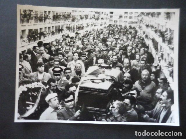 Alte Fotografie: MALAGA ENTIERRO GUARDIA CIVIL ASESINADO ATENTANDO TERRORISTA ETA IRUN ANTIGUA FOTOGRAFIA 18 X 24 CM
