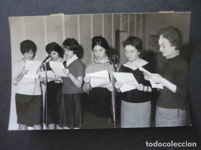 Fotografia antiga: MADRID CURSO DE FORMACION DE LOCUTORAS DE RADIO ANTIGUA FOTOGRAFIA 18 X 12 CM