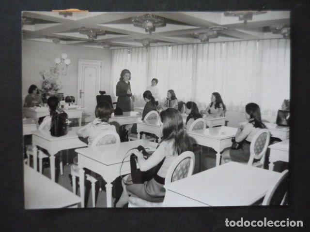 Fotografia antica: AZAFATAS DE IBERIA CURSO REVLON MAQUILLAJE 1974 ANTIGUA FOTOGRAFIA 18 X 13 CM