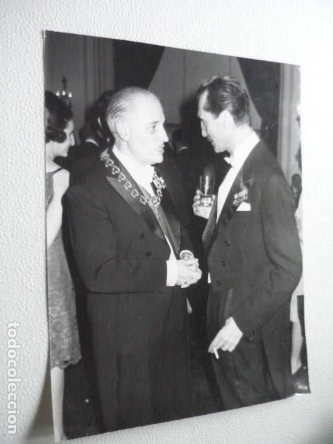 Fotografia antica: MARQUES DE VILLAREAL CON LUIS MORALES EN LA BODA DE INES DE BORBON ANTIGUA FOTOGRAFIA 18 X 24 CM