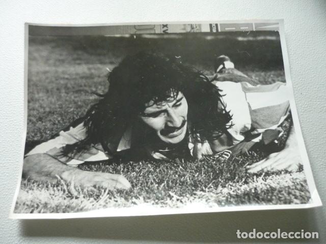 Fotograf&iacute;a antigua: FUTBOL CLUB ATLETICO DE MADRID JUGADOR AYALA ANTIGUA FOTOGRAFIA ORIGINAL 18 X 24 CM