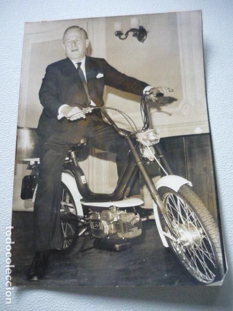 Fotograf&iacute;a antigua: MR. DENIS POORS CON MOTOCICLETA NORTON TRIUMPH ANTIGUA FOTOGRAFIA ORIGINAL 25 X 17.5 CM