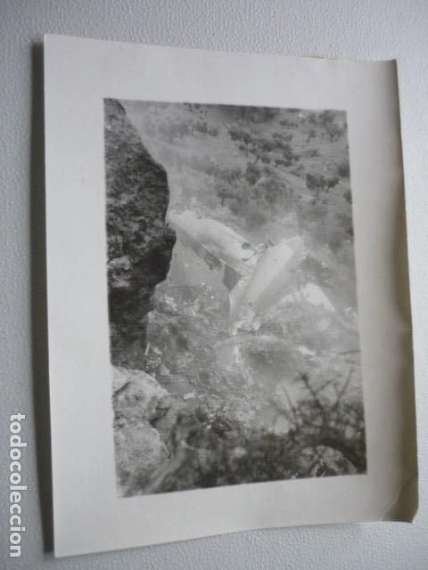 Fotograf&iacute;a antigua: CARMONA SEVILLA AVION CONVAIR IBERIA ACCIDENTE AEREO ANTIGUA FOTOGRAFIA ORIGINAL 24 X 18 CM