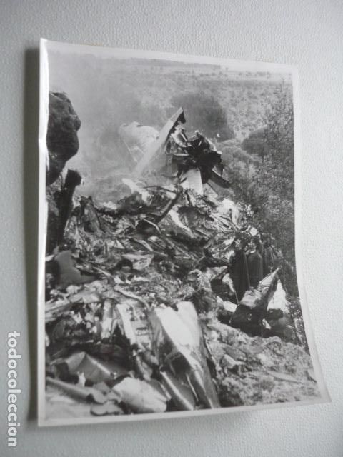 Fotografia antiga: CARMONA SEVILLA AVION CONVAIR IBERIA ACCIDENTE AEREO ANTIGUA FOTOGRAFIA ORIGINAL 24 X 18 CM