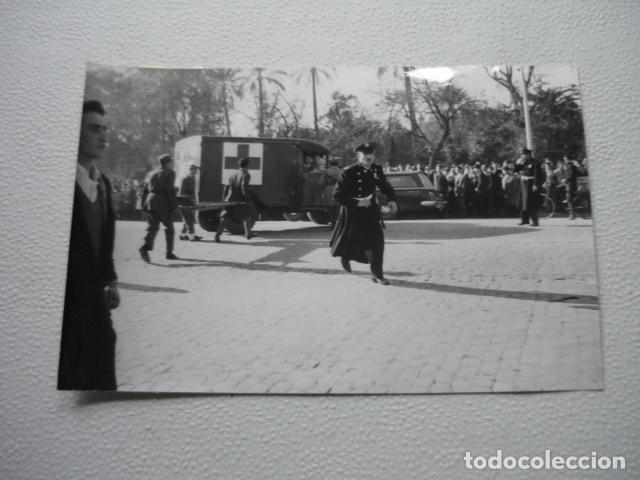Fotograf&iacute;a antigua: SEVILLA AVIONETA ACCIDENTE AEREO GUARDIA URBANA ANTIGUA FOTOGRAFIA ORIGINAL 12 X 18 CM