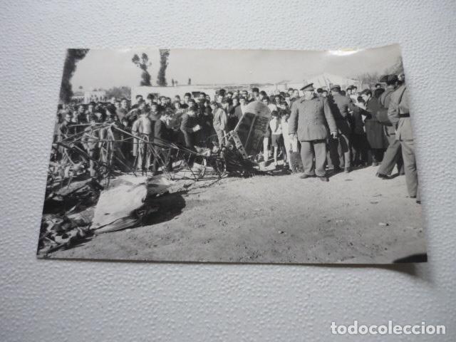 Fotograf&iacute;a antigua: SEVILLA AVIONETA ACCIDENTE AEREO GUARDIA CIVIL Y TRANSEUNTES ANTIGUA FOTOGRAFIA ORIGINAL 12 X 18 CM