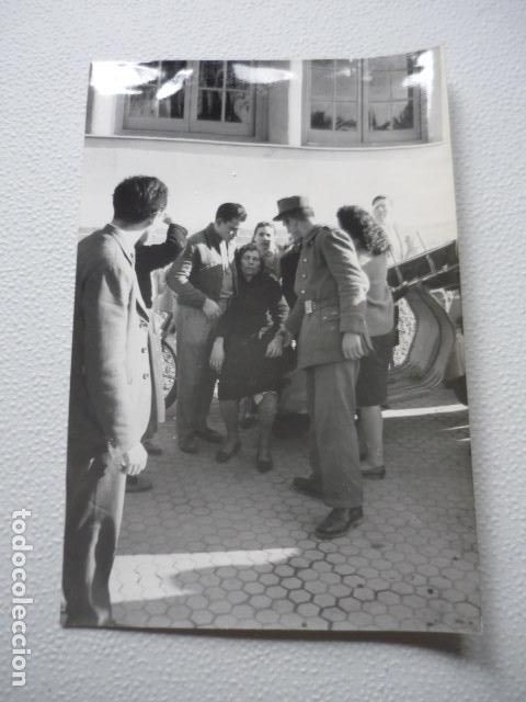 Fotograf&iacute;a antigua: FUNERAL VICTIMAS AVIONETA ACCIDENTADA EN SEVILLA ANTIGUA FOTOGRAFIA ORIGINAL 12 X 18 CM