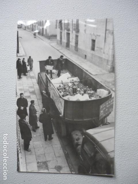 Fotograf&iacute;a antigua: CARAVANA OPERACION CLAVEL AVIONETA ACCIDENTADA EN SEVILLA ANTIGUA FOTOGRAFIA ORIGINAL 12 X 18 CM
