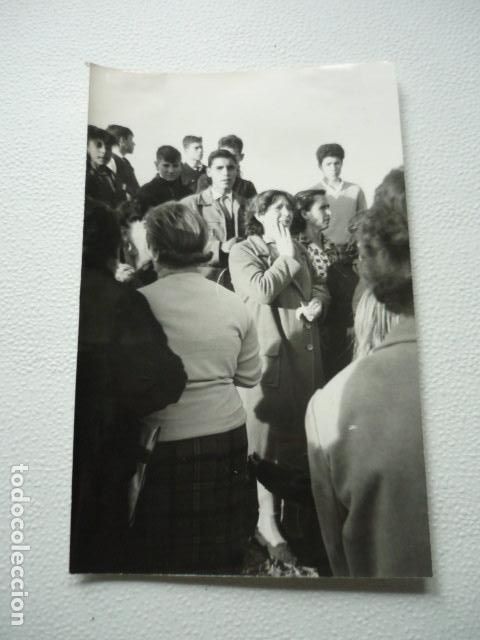 Fotografia antica: PUBLICO PRESENCIANDO AVIONETA ACCIDENTADA CAYENDO EN SEVILLA ANTIGUA FOTOGRAFIA ORIGINAL 12 X 18 CM
