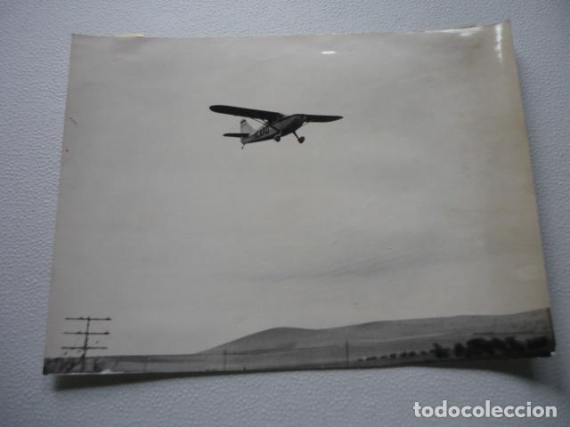 Fotograf&iacute;a antigua: AVIONETA ACCIDENTADA EN SEVILLA ANTES DE CAER ANTIGUA FOTOGRAFIA ORIGINAL 23 X 17 CM