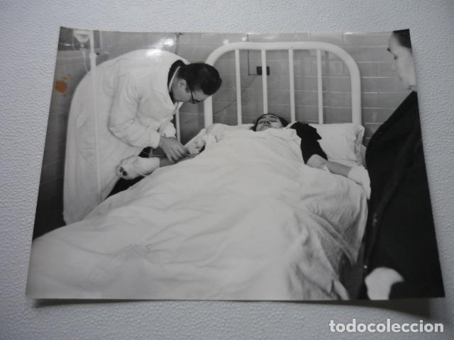 Fotograf&iacute;a antigua: HERIDOS ACCIDENTE DE AVIONETA EN SEVILLA ANTIGUA FOTOGRAFIA ORIGINAL 23 X 17 CM