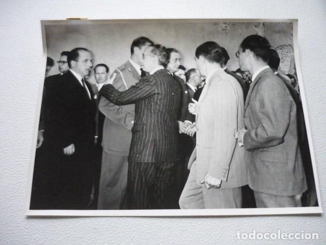Fotograf&iacute;a antigua: MOSTOLES FAMILIARES ENTIERRO FALLECIDOS ACCIDENTE DE AVIONETA ANTIGUA FOTOGRAFIA ORIGINAL 18 X 24 CM