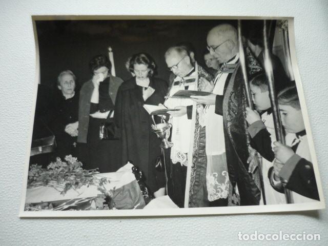 Fotograf&iacute;a antigua: MOSTOLES FAMILIARES ENTIERRO FALLECIDOS ACCIDENTE DE AVIONETA ANTIGUA FOTOGRAFIA ORIGINAL 18 X 24 CM