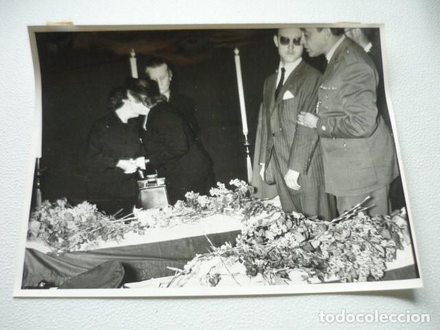 Alte Fotografie: MOSTOLES FAMILIARES ENTIERRO FALLECIDOS ACCIDENTE DE AVIONETA ANTIGUA FOTOGRAFIA ORIGINAL 18 X 24 CM