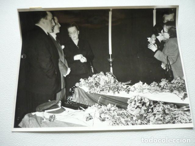 Fotograf&iacute;a antigua: MOSTOLES FAMILIARES ENTIERRO FALLECIDOS ACCIDENTE DE AVIONETA ANTIGUA FOTOGRAFIA ORIGINAL 18 X 24 CM