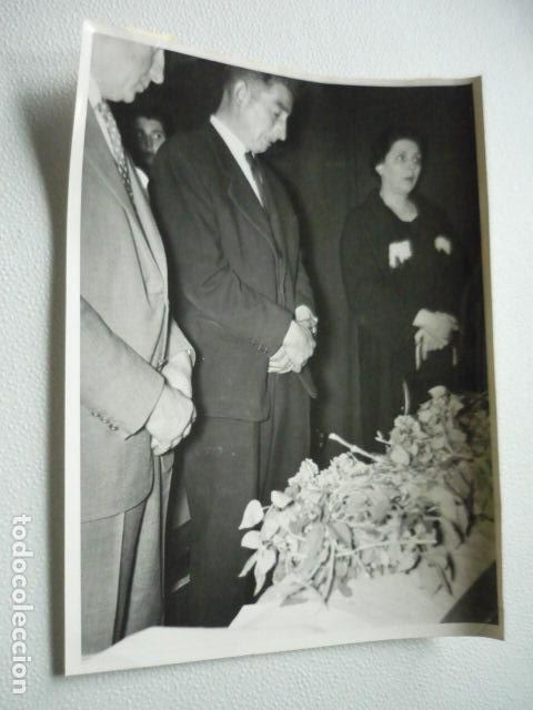Antique Photography: MOSTOLES FAMILIARES ENTIERRO FALLECIDOS ACCIDENTE DE AVIONETA ANTIGUA FOTOGRAFIA ORIGINAL 18 X 24 CM