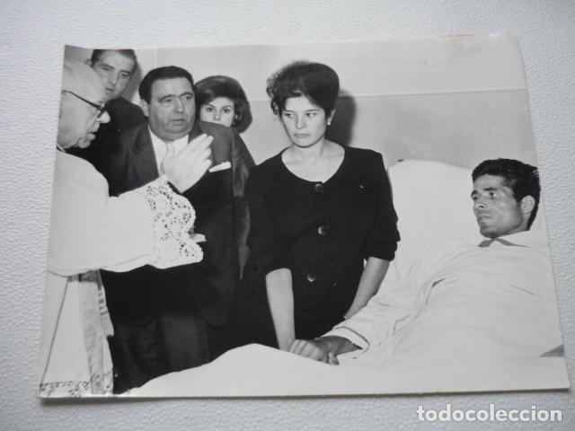 Fotograf&iacute;a antigua: BORDA IN ARTICULO MORTIS CON TORERO EMILIO OLIVA ANTIGUA FOTOGRAFIA ORIGINAL 18 X 24 CM