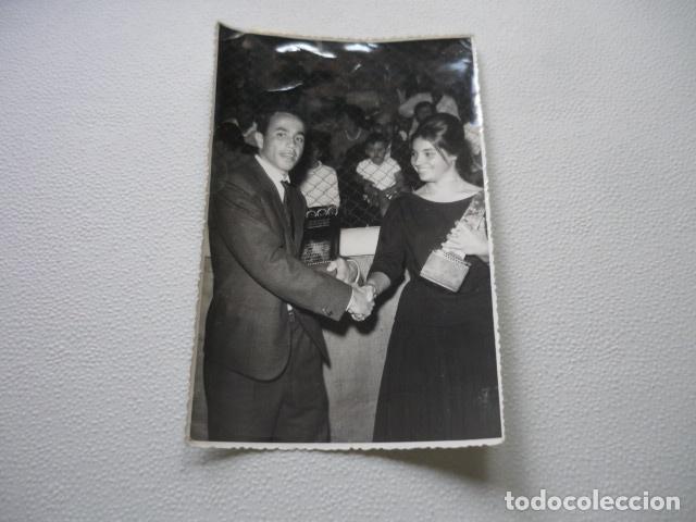 Fotografia antiga: RITA PULIDO NADADORA CON VICENTE FUTBOLISTA DEL BARCELONA ANTIGUA FOTOGRAFIA ORIGINAL 18 X 11.5 CM