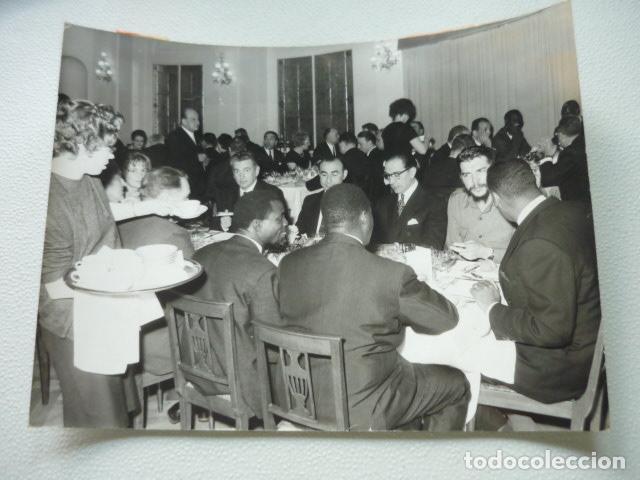 Fotograf&iacute;a antigua: GINEBRA SUIZA CONFERENCIA COMERCIO MINISTRO Y CHE GUEVARA ANTIGUA FOTOGRAFIA ORIGINAL 18 X 24 CM
