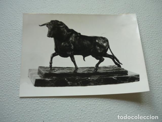 Fotografia antica: TROFEO TAURINO SEGUROS VELAZQUEZ ANTIGUA FOTOGRAFIA ORIGINAL 12.5 X 9 CM