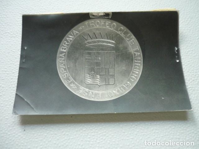Fotografia antica: MEDALLA CLUB TAURINO SANT FLIU DE GUIXOLS GERONA ANTIGUA FOTOGRAFIA ORIGINAL 14 X 8,5 CM