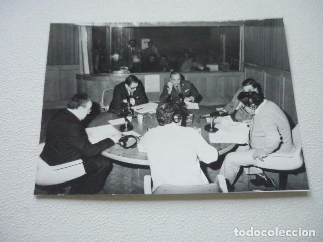 Fotografia antica: RADIO CADENA SER EMISION PROGRAMA ANTIGUA FOTOGRAFIA ORIGINAL 14 X 20 CM