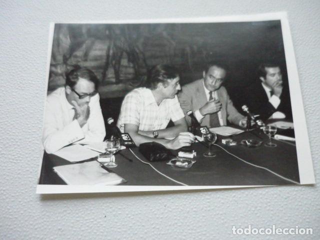 Fotografia antica: RADIO ANTENA 3 TERTULIAS ELECTORALES PROGRAMA ANTIGUA FOTOGRAFIA ORIGINAL 13 X 18 CM