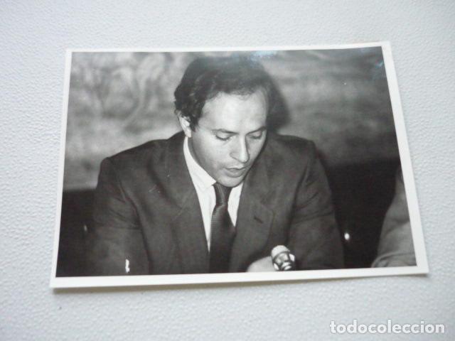 Fotografia antica: RADIO ANTENA 3 TERTULIAS ELECTORALES PROGRAMA ANTIGUA FOTOGRAFIA ORIGINAL 13 X 18 CM