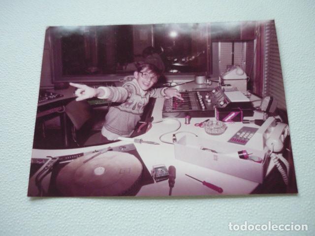 Fotografia antica: RADIO EL MAS JOVEN DISC JOCKEY DE ESPA&Ntilde;A ANTIGUA FOTOGRAFIA ORIGINAL 13 X 18 CM