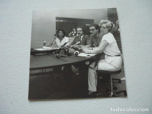 Fotografia antica: FUERA DE JUEGO PROGRAMA RADIO EXTERIOR DE ESPA&Ntilde;A ANTIGUA FOTOGRAFIA ORIGINAL 12,5 X 12,5 CM