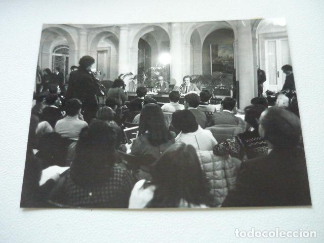 Fotografia antica: MADRID PALACIO DE LA MONCLOA PROGRAMA RADIO CALVO SOTELO ANTIGUA FOTOGRAFIA ORIGINAL 24 X 18 CM