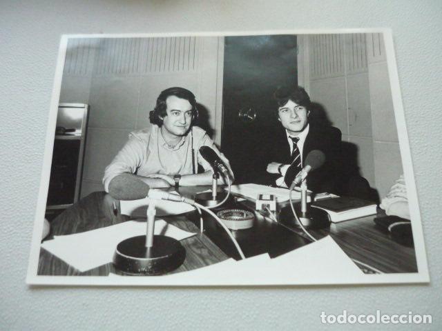 Fotografia antica: FRANCISCO CANTANTE EN LA RADIO ANTIGUA FOTOGRAFIA ORIGINAL 24 X 18 CM
