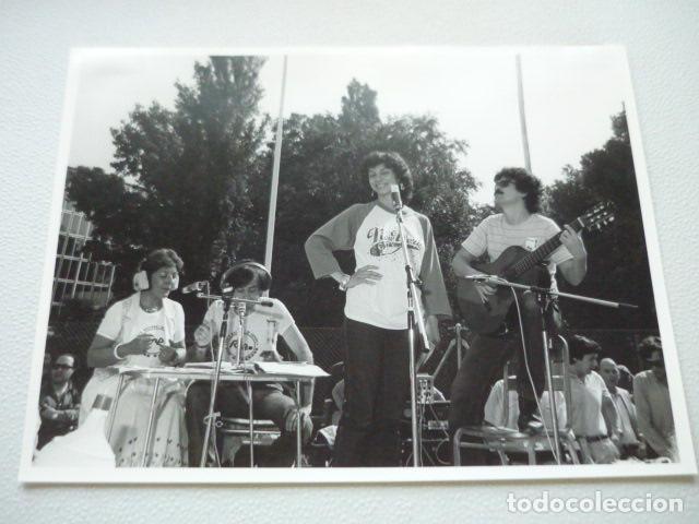 Alte Fotografie: RADIO NACIONAL DE ESPA&Ntilde;A MADRID FIESTA EN CASA DE CAMPO ANTIGUA FOTOGRAFIA ORIGINAL 24 X 18 CM