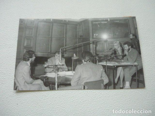 Fotografia antica: RADIO PROGRAMA PROTAGONISTAS LUIS DEL OLMO ANTIGUA FOTOGRAFIA ORIGINAL 11 X 18 CM