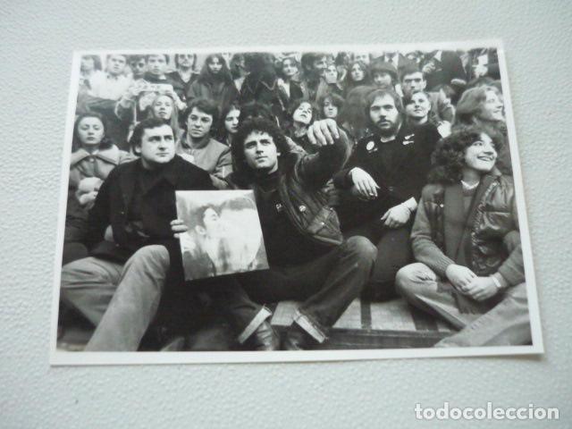 Fotografia antica: RADIO CENTRO MADDRID 48 HORAS THE BEATLES MUERTE JOHN LENON ANTIGUA FOTOGRAFIA ORIGINAL 13 X 18 CM