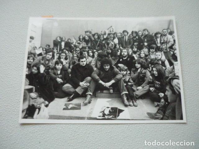 Fotografia antica: RADIO CENTRO MADDRID 48 HORAS THE BEATLES MUERTE JOHN LENON ANTIGUA FOTOGRAFIA ORIGINAL 13 X 18 CM