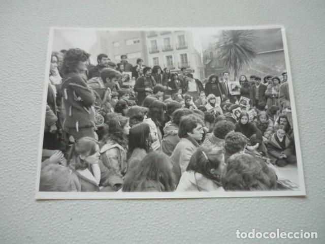 Fotografia antica: RADIO CENTRO MADDRID 48 HORAS THE BEATLES MUERTE JOHN LENON ANTIGUA FOTOGRAFIA ORIGINAL 13 X 18 CM