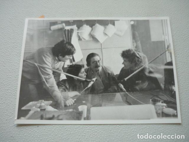 Fotografia antica: RADIO CENTRO MADDRID 48 HORAS THE BEATLES MUERTE JOHN LENON ANTIGUA FOTOGRAFIA ORIGINAL 13 X 18 CM