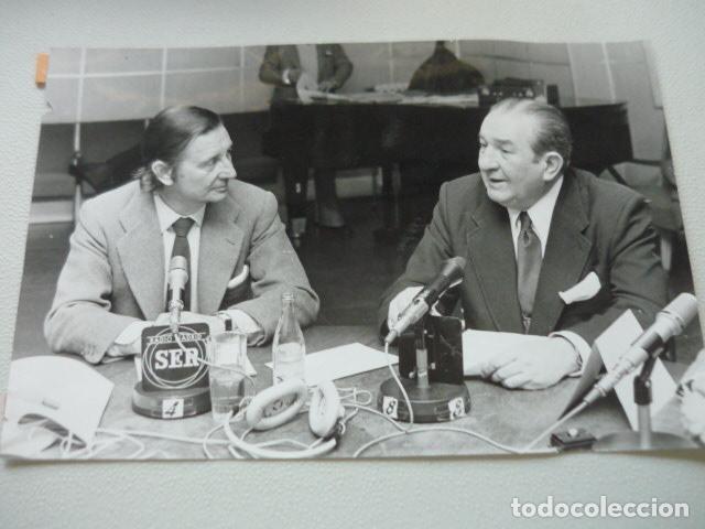 Fotografia antica: CRISTOBAL MARTINEZ BORDIU EN RADIO MADRID CADENA SER ANTIGUA FOTOGRAFIA ORIGINAL 30 X 20 CM