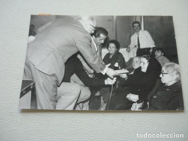 Fotografia antica: RADIO MADRID CADENA SER CAMPA&Ntilde;A A FAVOR DE ANCIANOS ANTIGUA FOTOGRAFIA ORIGINAL 18 X 13 CM