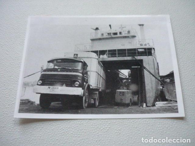 Fotograf&iacute;a antigua: PALMA DE MALLORCA CAMION DESEMBARCANDO EN EL PUERTO ANTIGUA FOTOGRAFIA ORIGINAL 13 X 18 CM