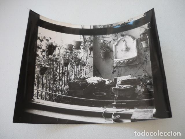 Fotografia antiga: MADRID PATIO CASA CRITICO ARTE MANUEL SANCHEZ CAMARGO ANTIGUA FOTOGRAFIA ORIGINAL 18 X 23 CM