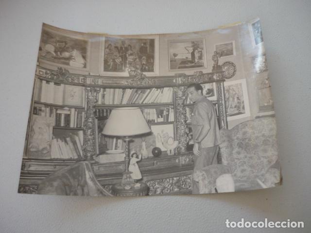 Alte Fotografie: MANUEL SANCHEZ CAMARGO CRITICO DE ARTE EN SU CASA ANTIGUA FOTOGRAFIA ORIGINAL 18 X 24 CM
