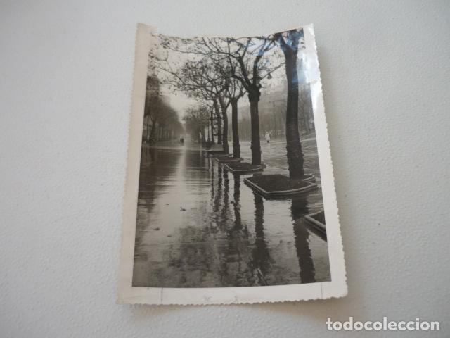 Fotografia antica: BARCELONA LLUVIA INVERNAL ANTIGUA FOTOGRAFIA ORIGINAL 12 X 17 CM