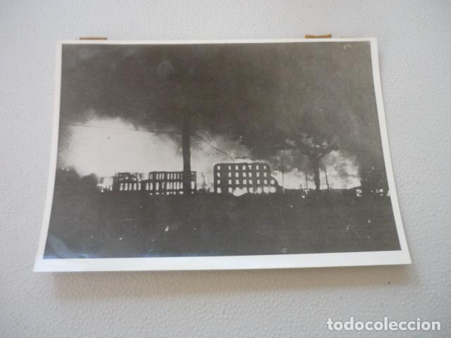Fotografia antica: GUERRA CIVIL ESPA&Ntilde;OLA EDIFICIOS EN LLAMAS FOTOGRAFIA DE PRENSA 12 X 18 CM
