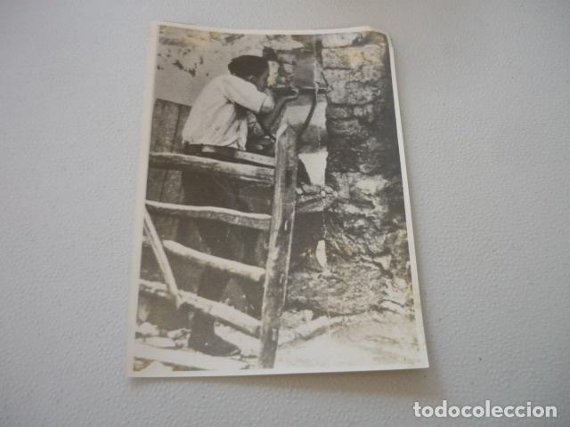Fotografia antica: GUERRA CIVIL ESPA&Ntilde;OLA MILICIANO DISPARANDO FOTOGRAFIA DE PRENSA 12 X 18 CM