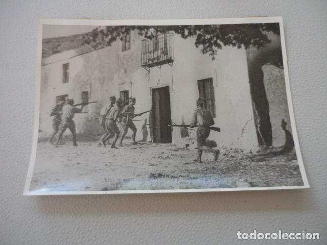 Fotografia antica: GUERRA CIVIL ESPA&Ntilde;OLA SOLDADOS ASALTANDO UNA CASA FOTOGRAFIA DE PRENSA 12 X 18 CM